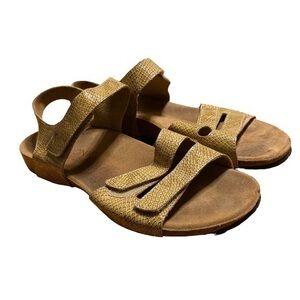 Vionic 44- Valencia Crocodile
Embossed Orthaheel Comfort Sandal
Women’s Size 9